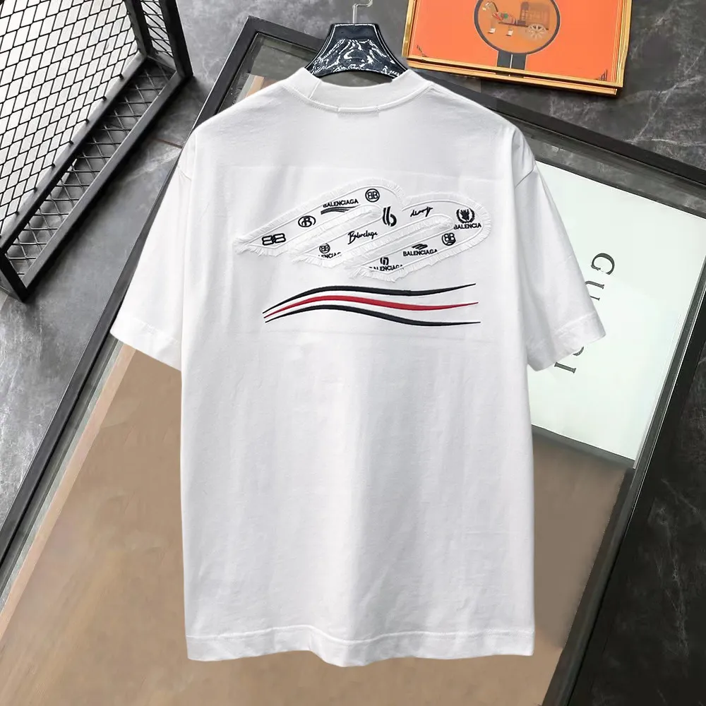 Balenciaga's high-end top-quality products 🐮2026 Spring and Summer New Arrival first counter, the latest New Arrival short-sleeved round neck T-shirt, Premium customized design, avant-garde and fashionable! Brand logo heavy craftsmanship design Premium customized 260g fabric. Soft to the touch. Comfortable to wear. Counter-level exquisite stitching. Fine workmanship. The upper body effect is incomparably handsome! A must-have item for men and women with the same style! Sizes: S~XXL When placing an order, please state your height and weight. The maximum wearing size is 210 pounds (one size larger)